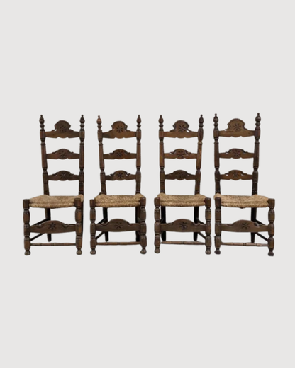 Chaises en bois et paille