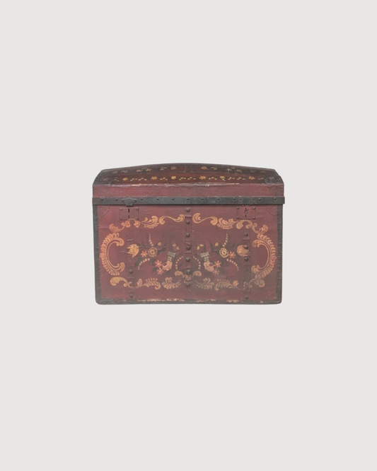Coffre ancien peint à la main