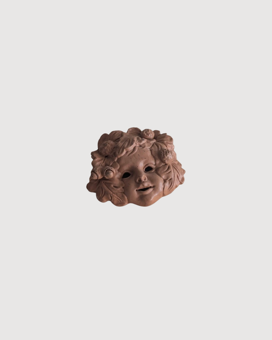 Masque mural vintage en terre cuite – visage d’enfant fleuri