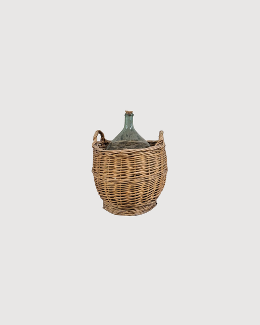 Dame-jeanne dans son panier en osier