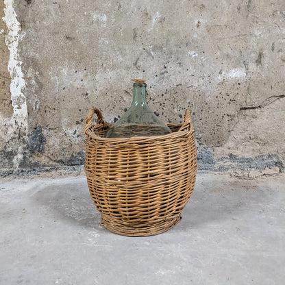 Dame-jeanne dans son panier en osier