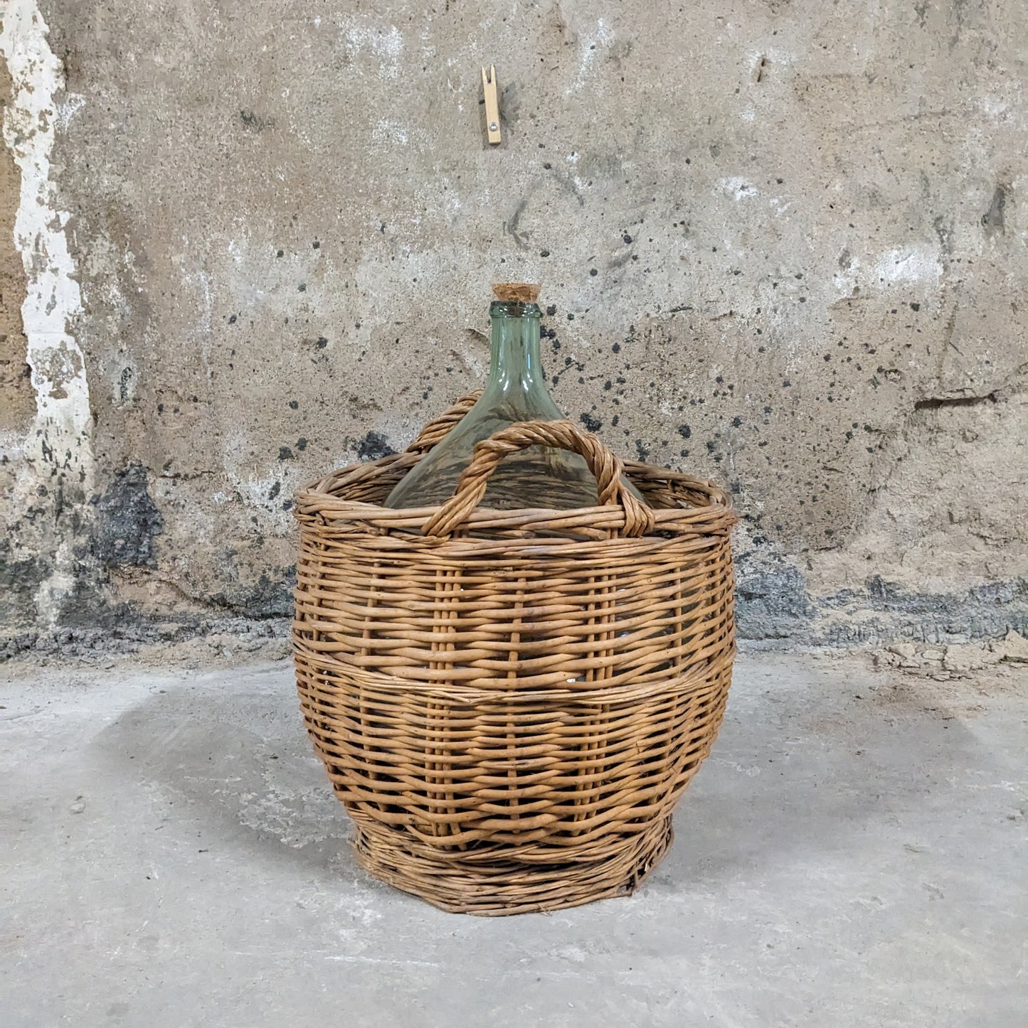 Dame-jeanne dans son panier en osier