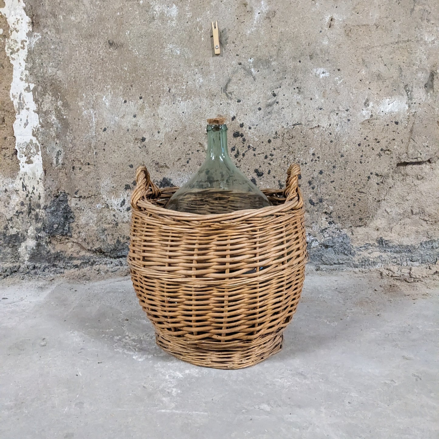 Dame-jeanne dans son panier en osier