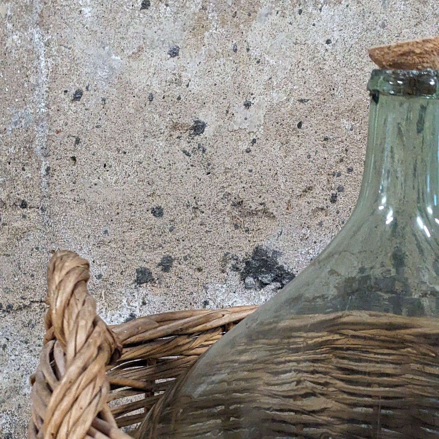 Dame-jeanne dans son panier en osier
