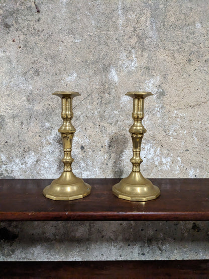 Paire de bougeoirs en laiton
