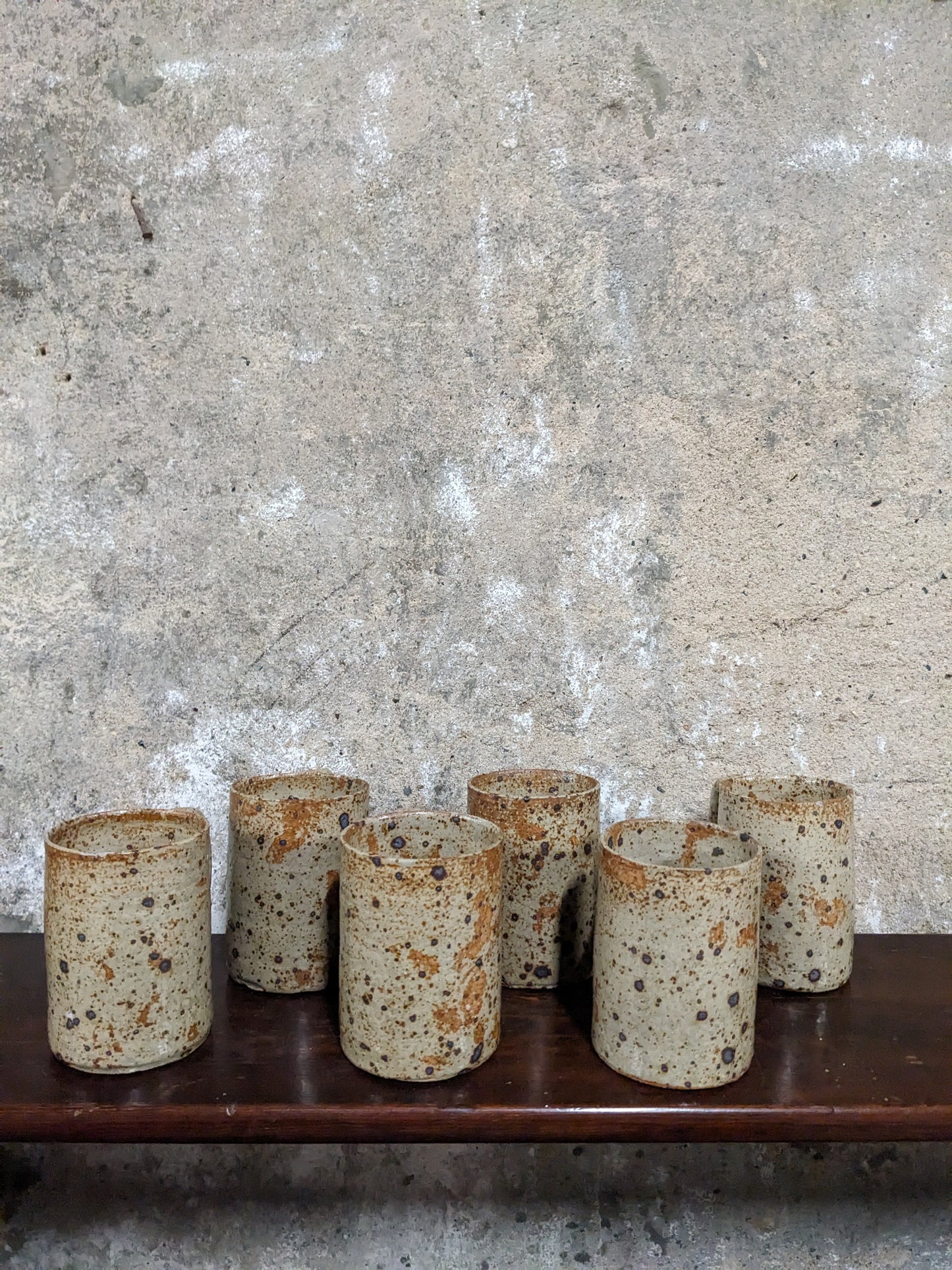 Lot de 6 tasses et un pichet en grès
