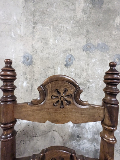 Chaises en bois et paille