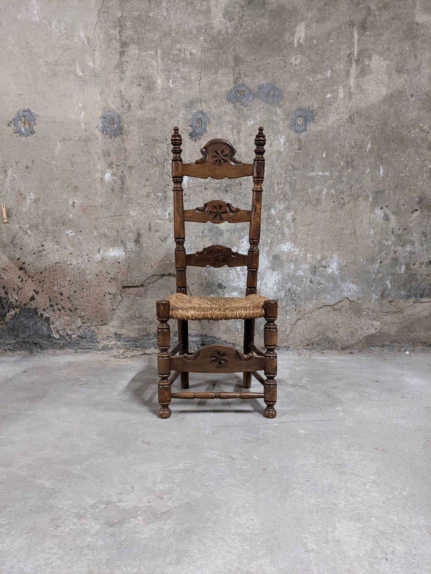 Chaises en bois et paille