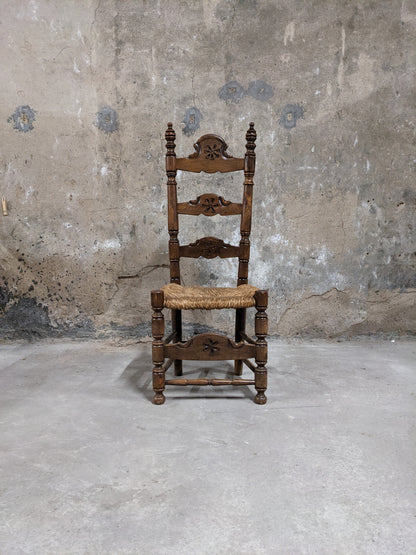 Chaises en bois et paille