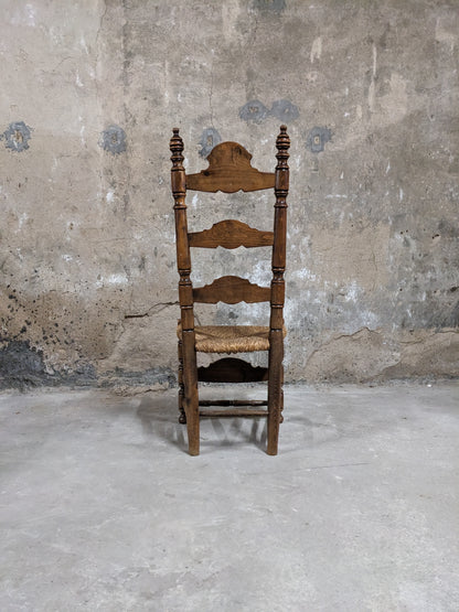 Chaises en bois et paille