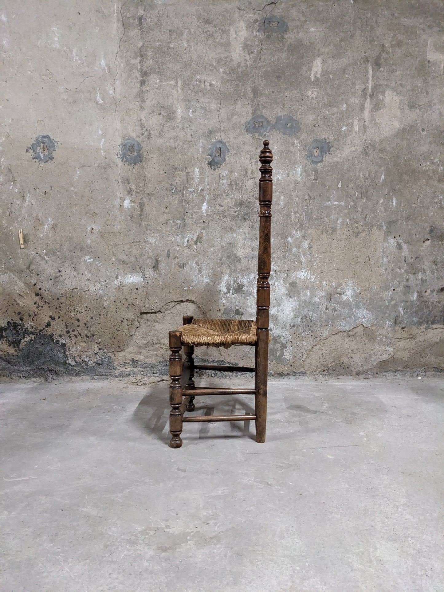 Chaises en bois et paille