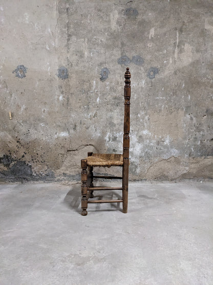 Chaises en bois et paille