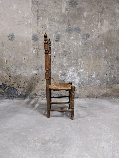 Chaises en bois et paille