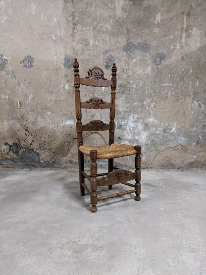 Chaises en bois et paille