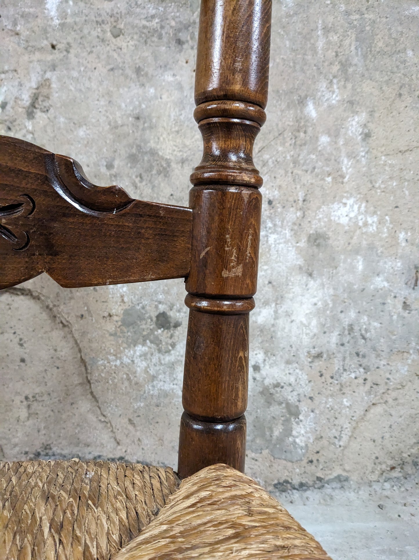 Chaises en bois et paille