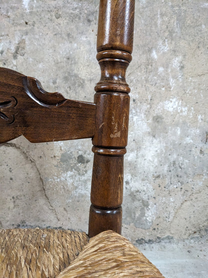 Chaises en bois et paille