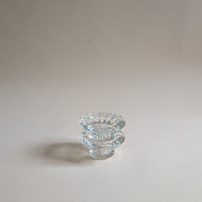 Paire de bougeoirs en verre ciselé, pied octogonal