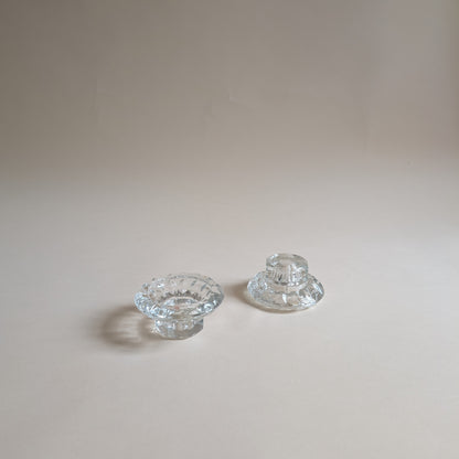 Paire de bougeoirs en verre ciselé, pied octogonal