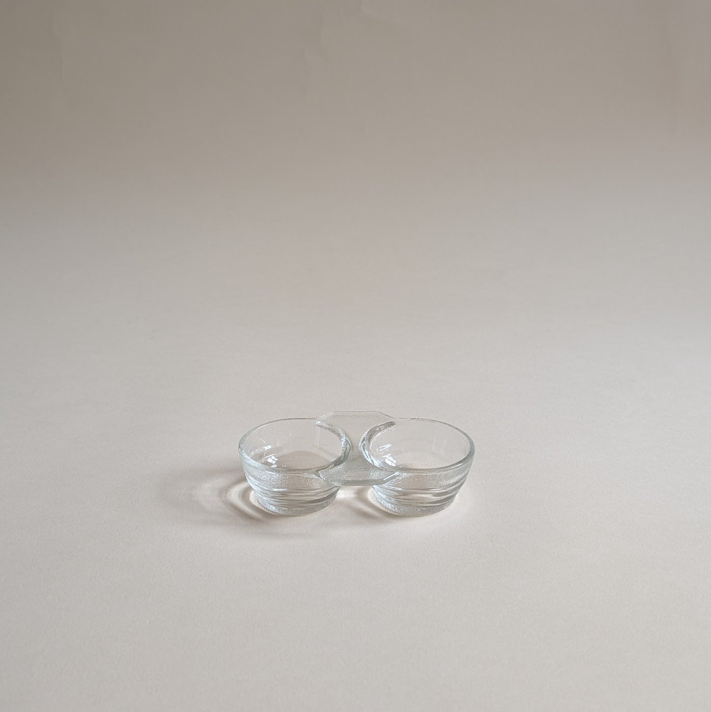 Paire de salières et poivrières en verre