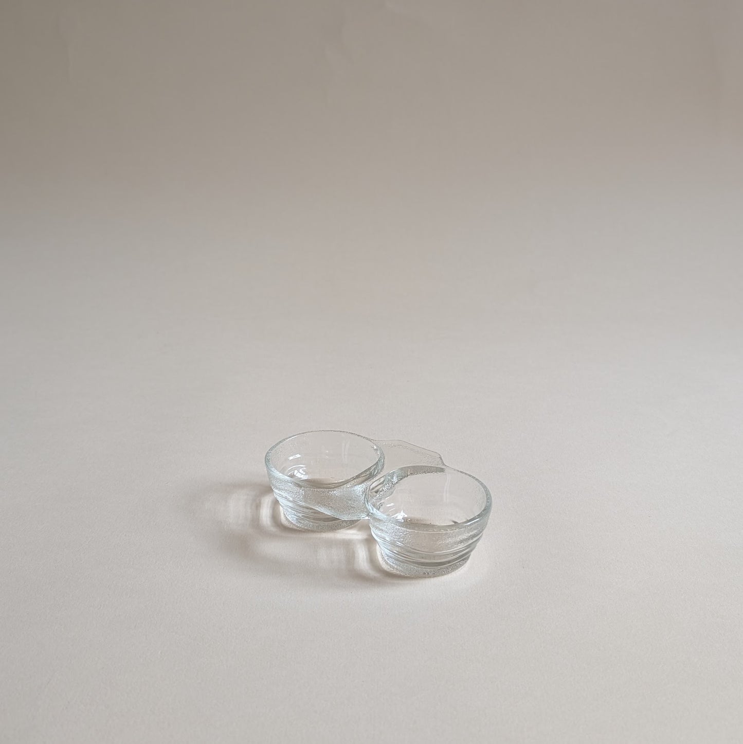 Paire de salières et poivrières en verre
