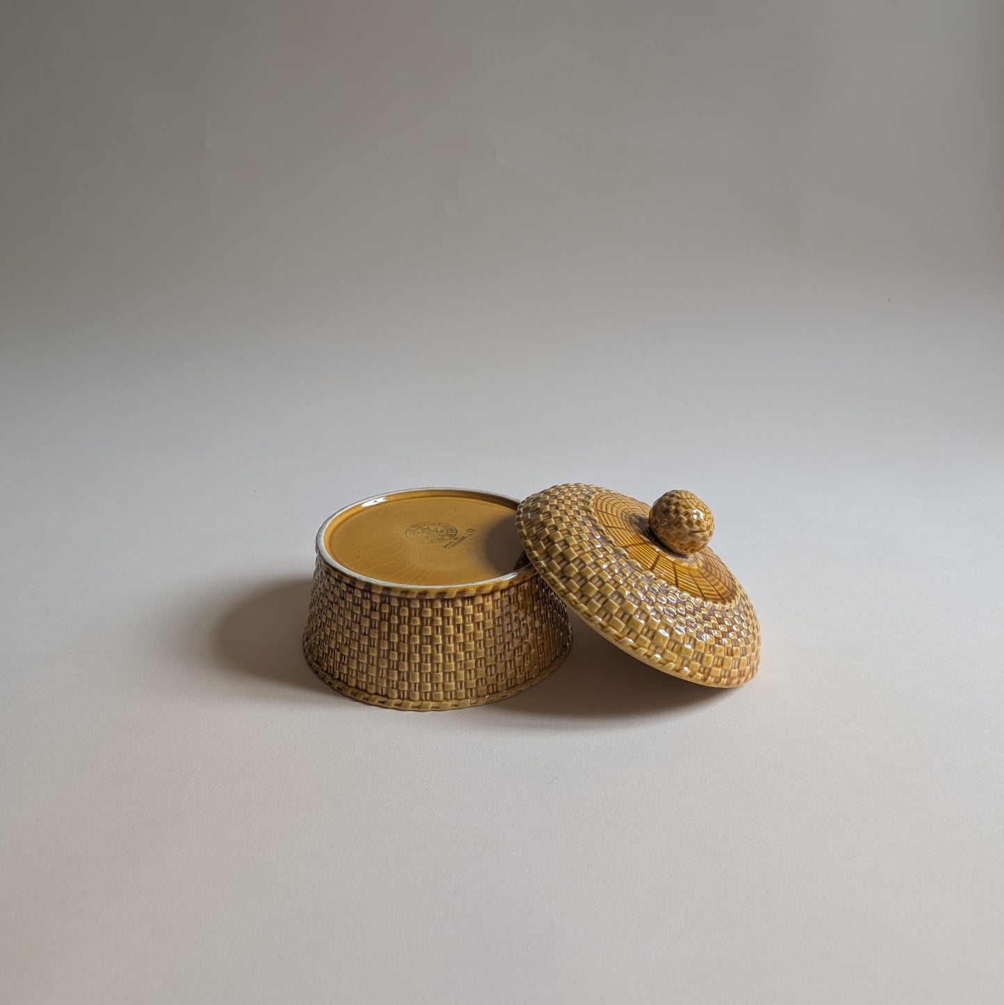 Boîte en céramique moutarde