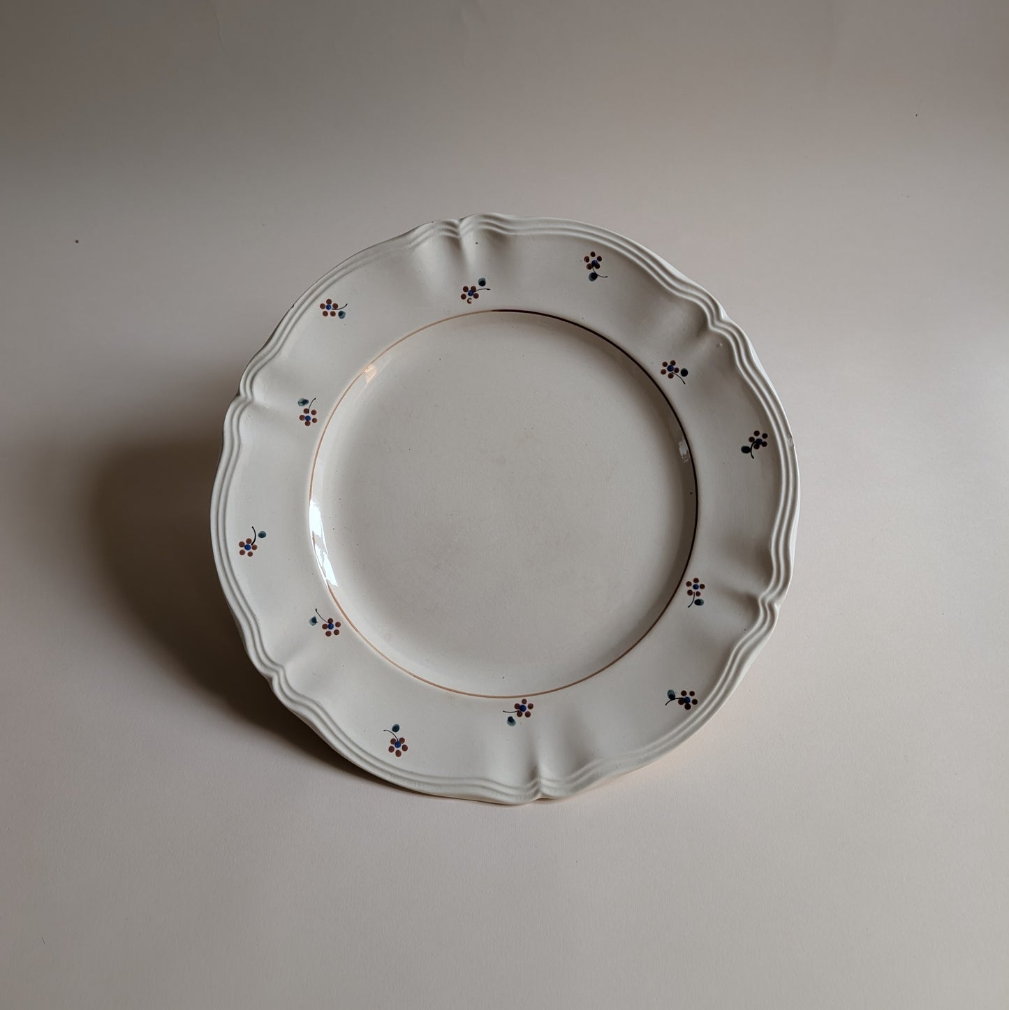Plat beige petites fleurs