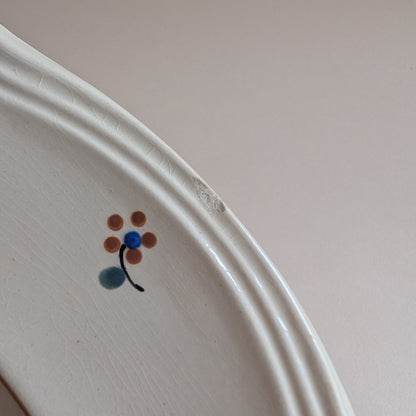 Plat beige petites fleurs