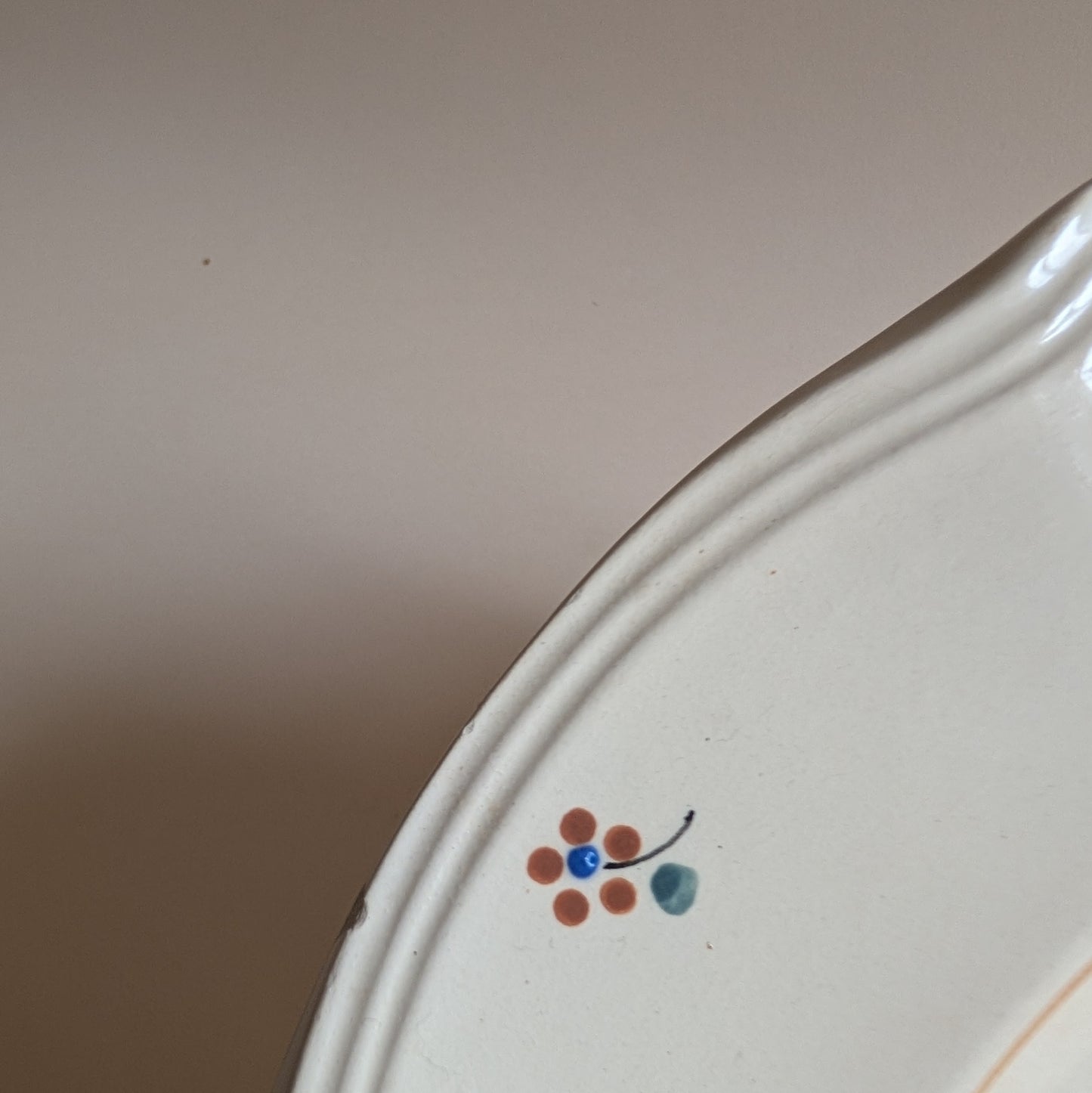 Plat beige petites fleurs