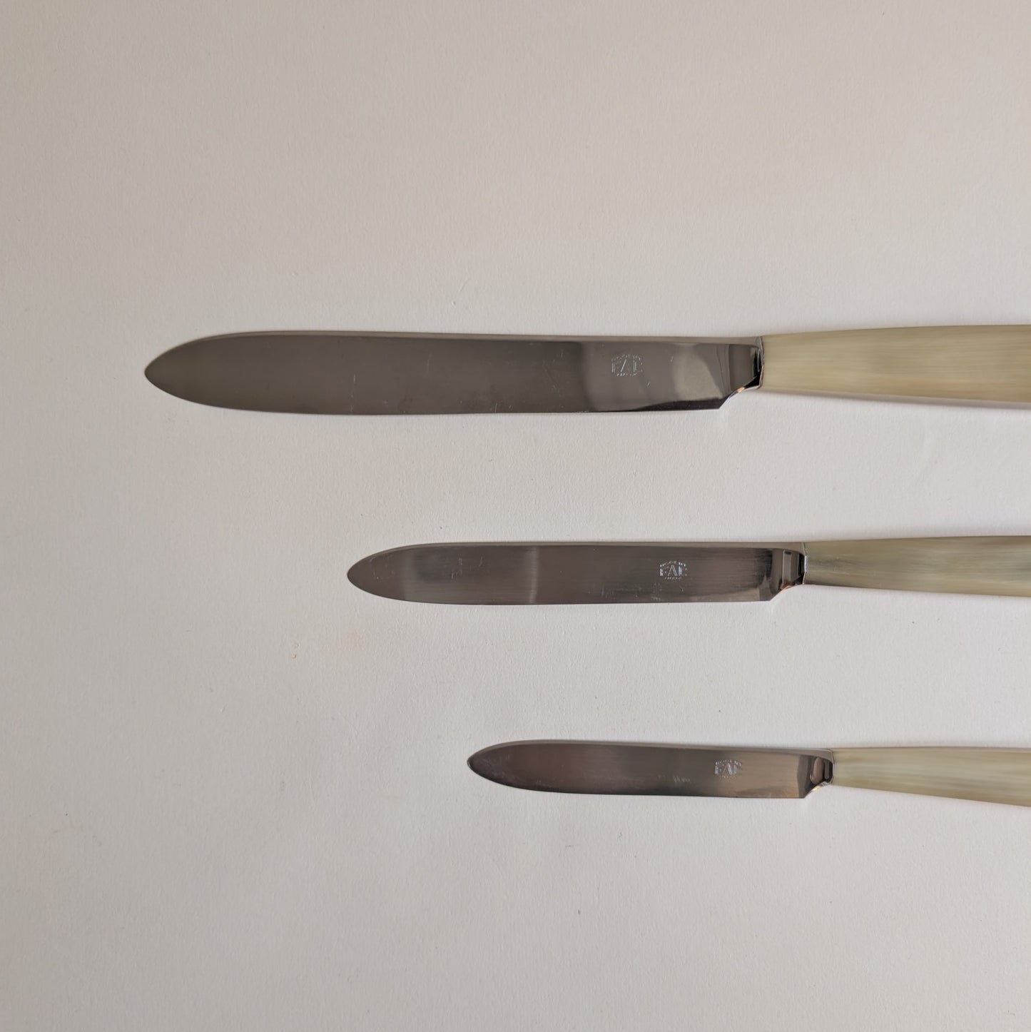 Ensemble de 25 couteaux en corne et inox