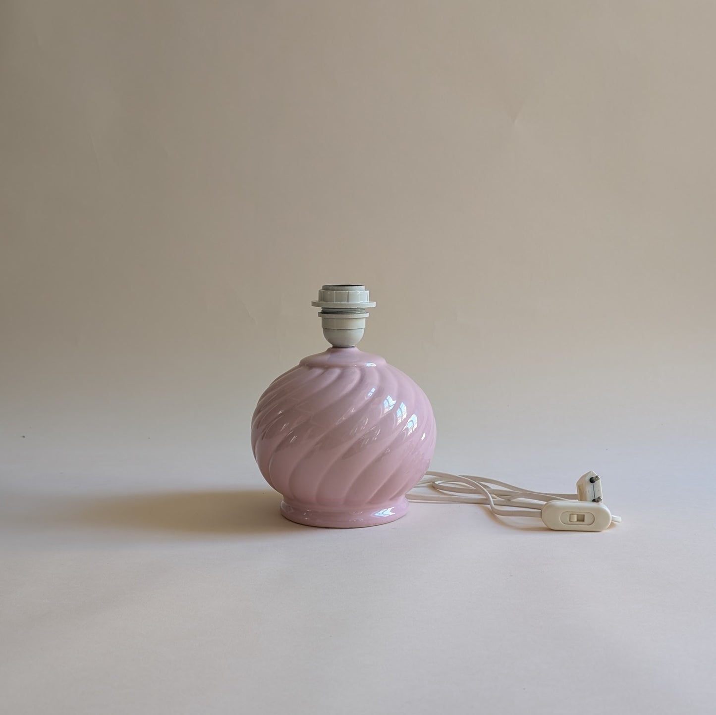 Lampe en céramique rose bonbon