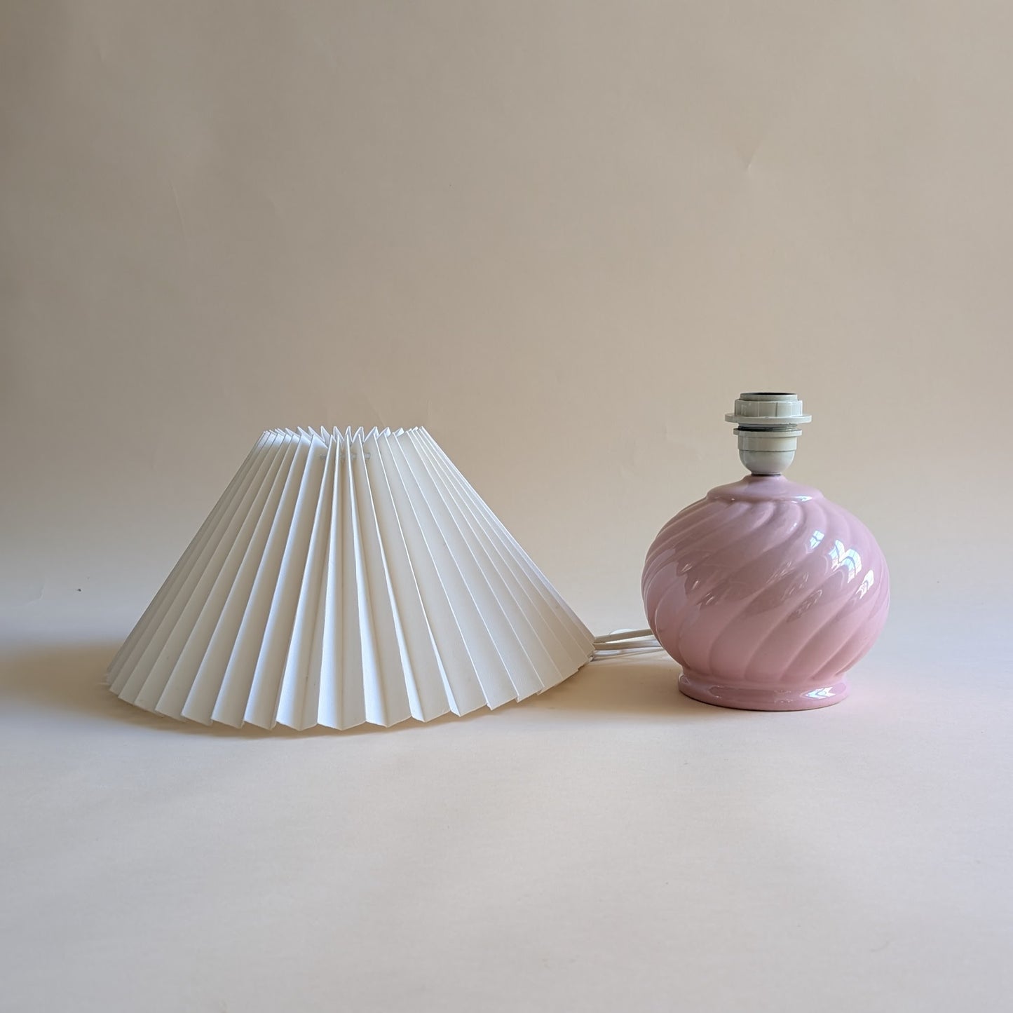 Lampe en céramique rose bonbon
