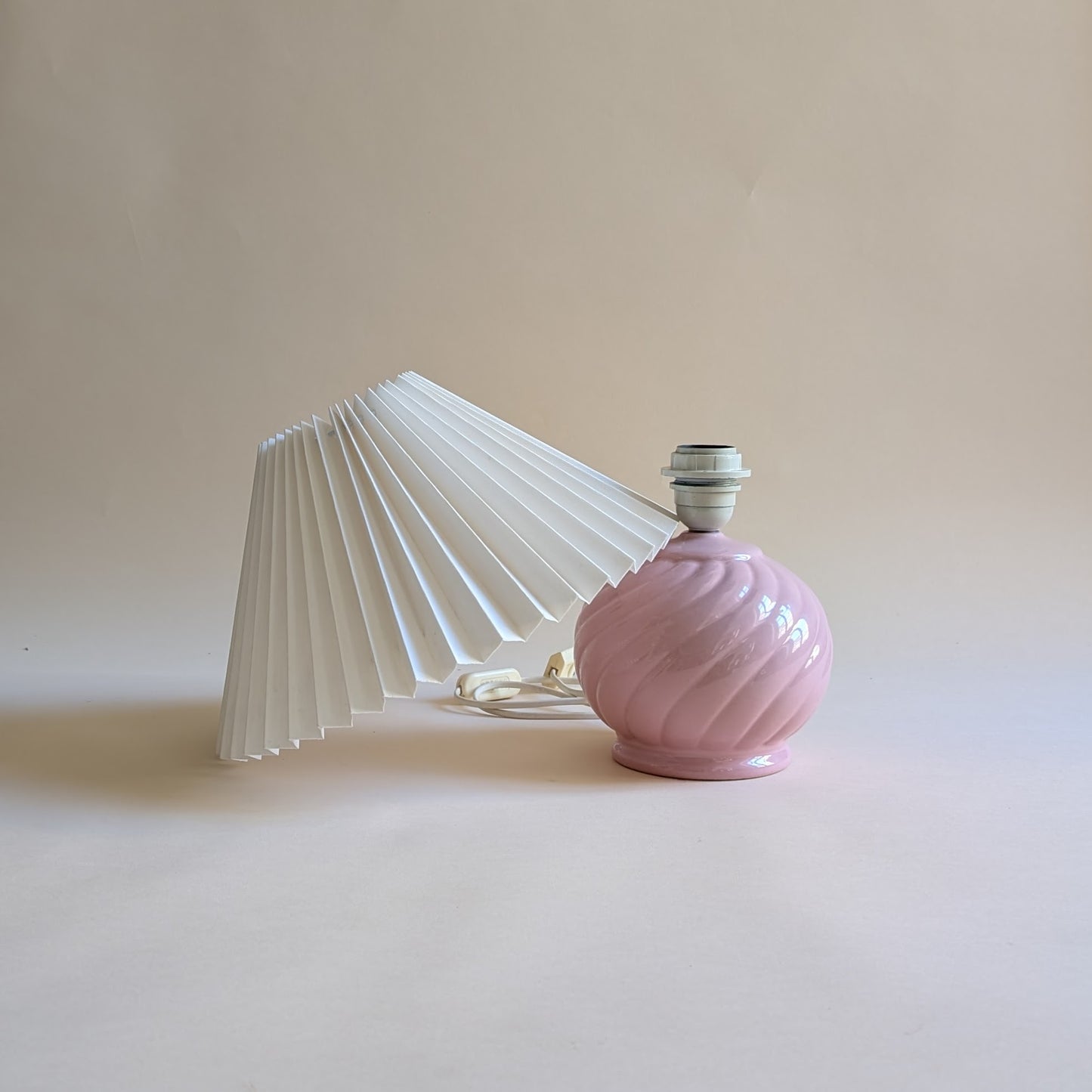 Lampe en céramique rose bonbon