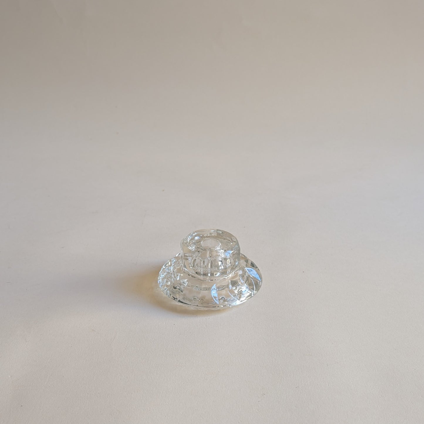 Bougeoir en verre ciselé