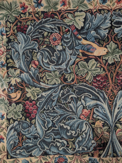 Tapisserie Vignes et Acanthes d'après William Morris en points des Meurins