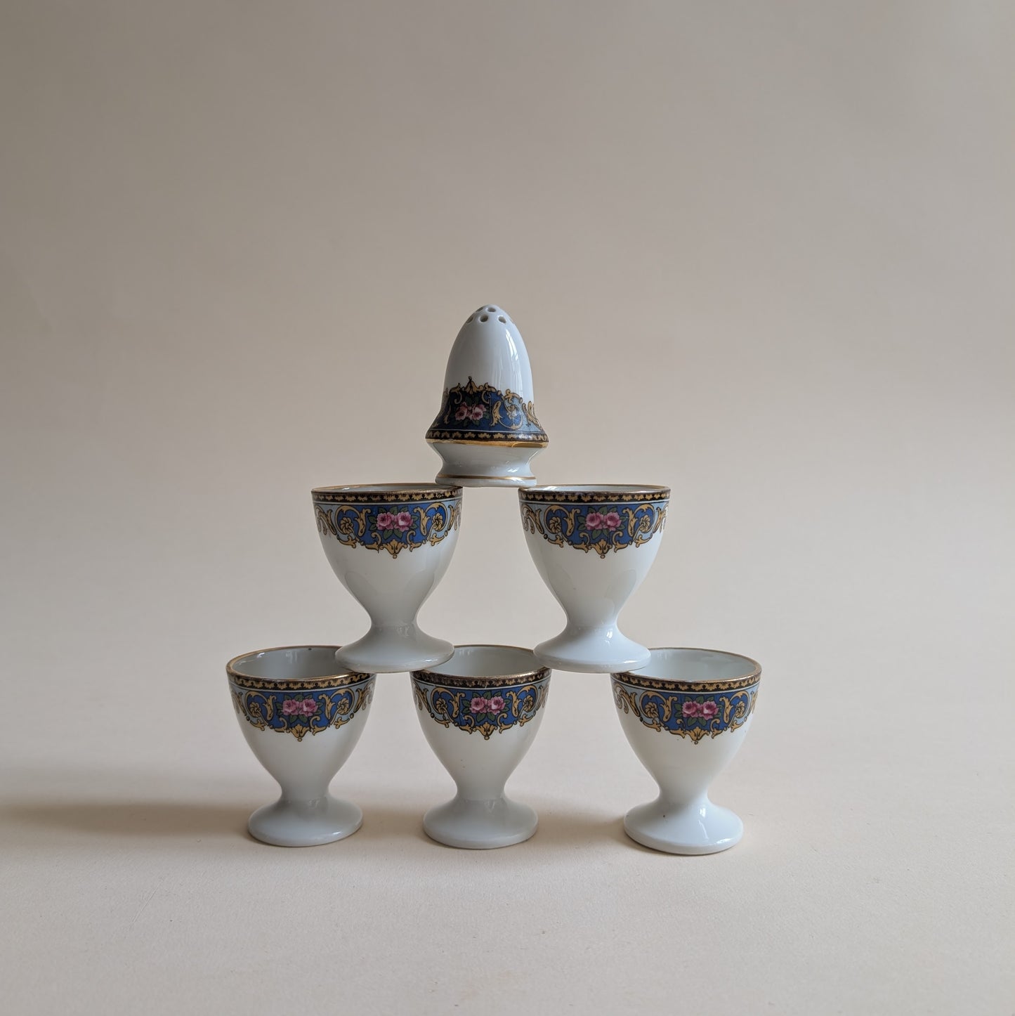 Ensemble petit-déjeuner composé de 5 coquetiers