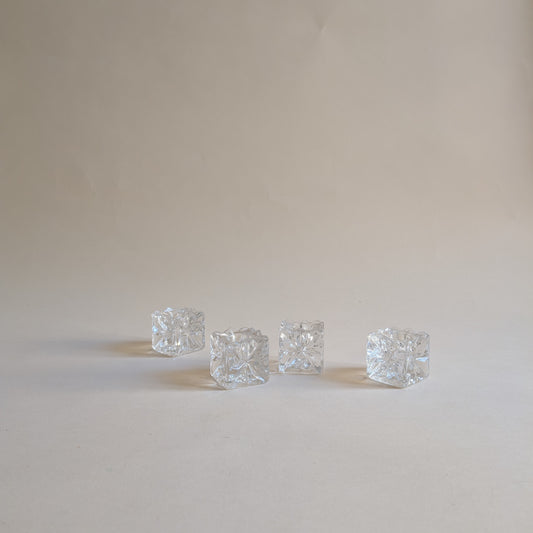 4 BOUGEOIRS EN VERRE CISELÉ