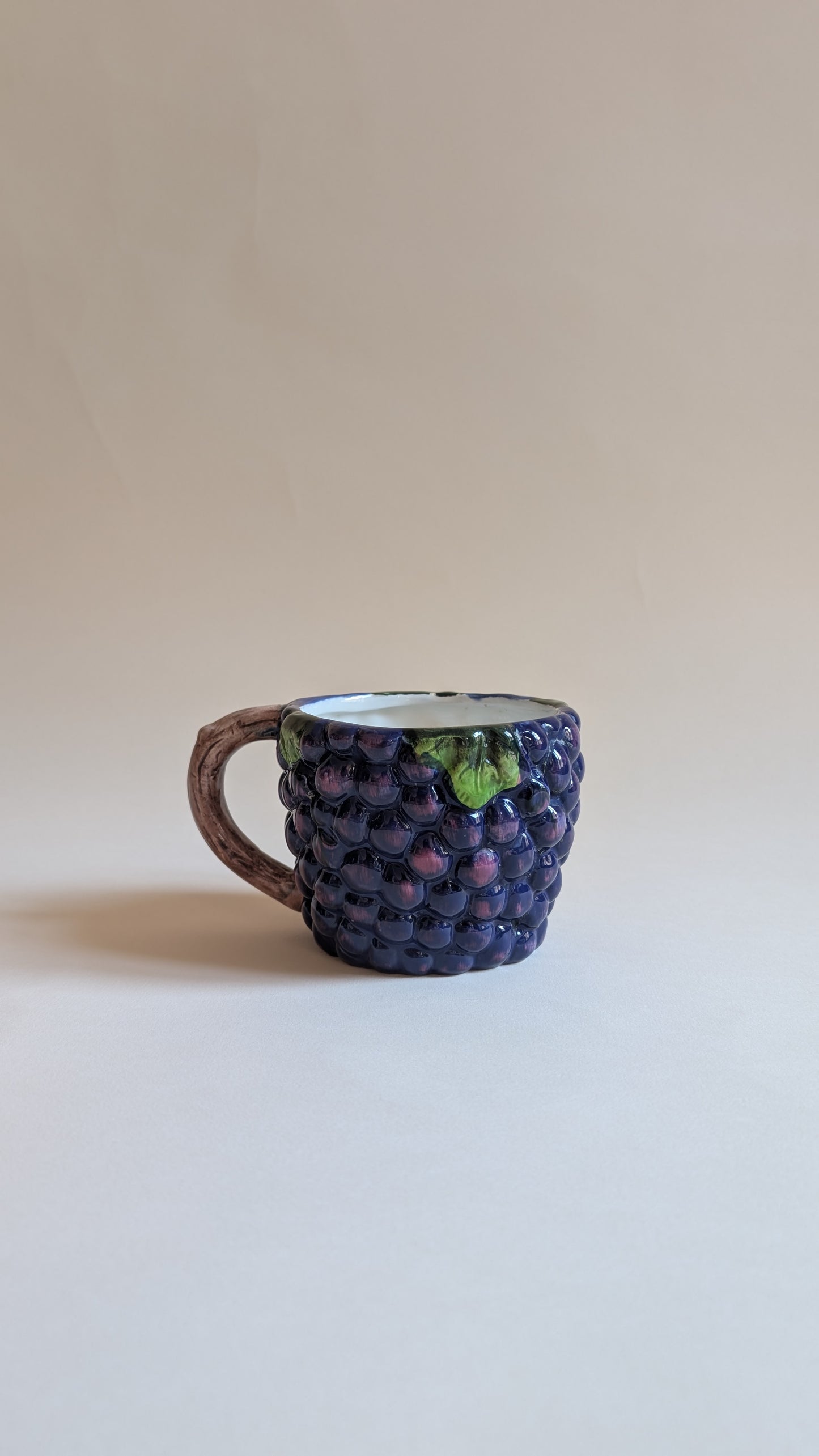 Tasse barbotine raisin