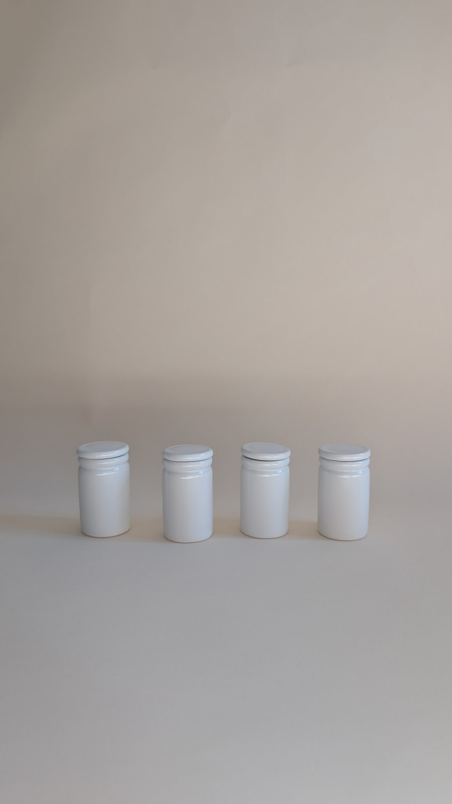 Ensemble de 4 petits pots à pharmacie en céramique
