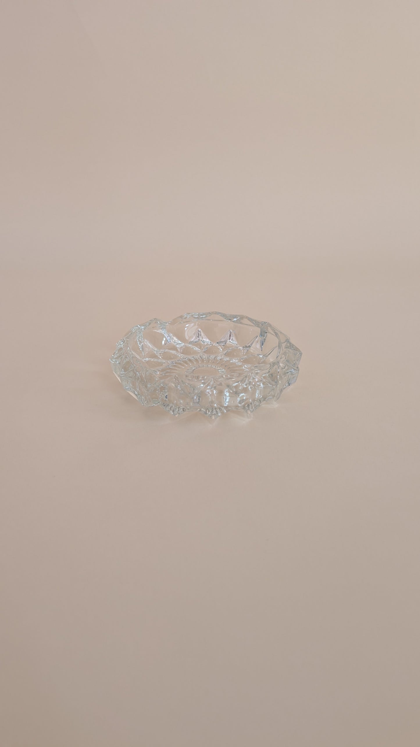 Cendrier rond en verre ciselé
