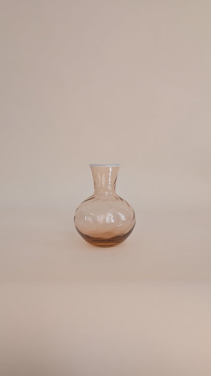 Carafe en verre rose
