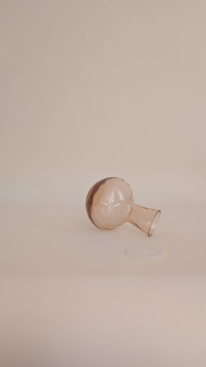 Carafe en verre rose