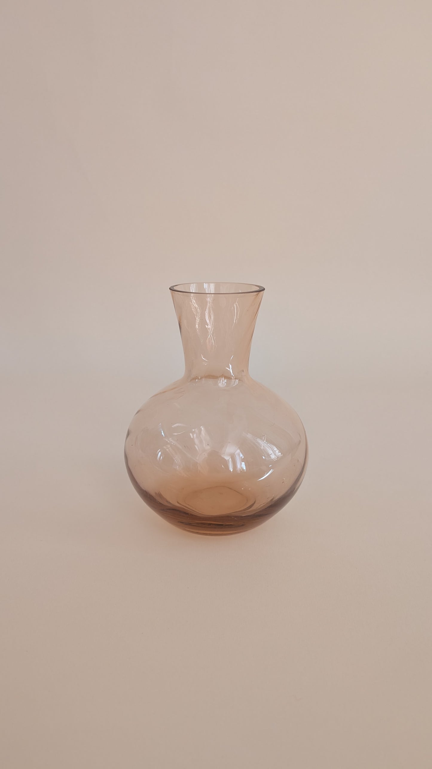 Carafe en verre rose