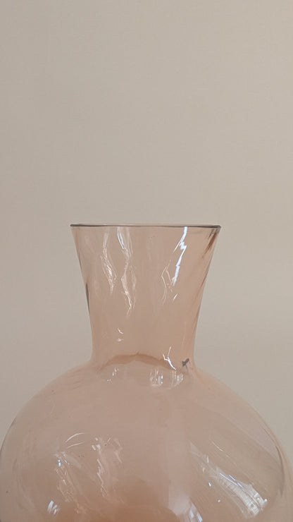 Carafe en verre rose