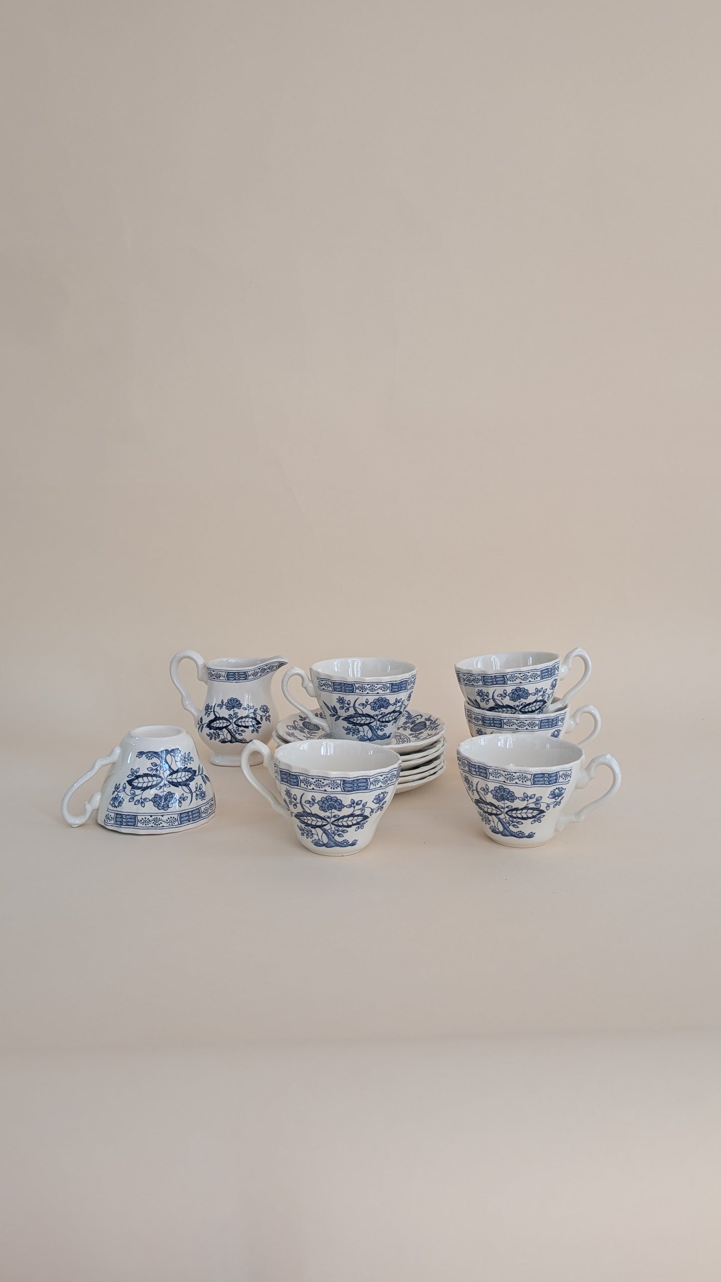Ensemble de 6 tasses à café et son pot à lait