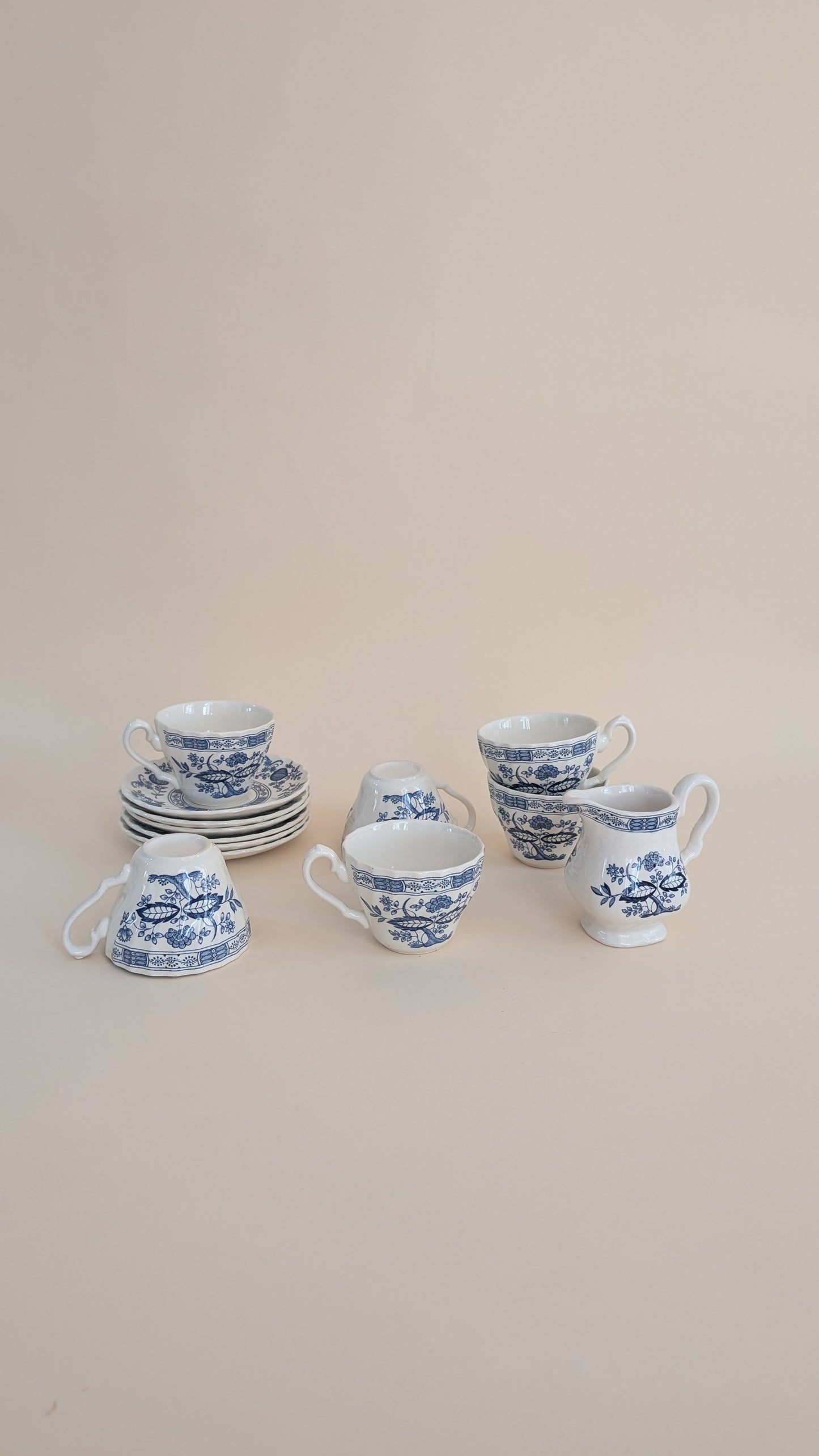 Ensemble de 6 tasses à café et son pot à lait