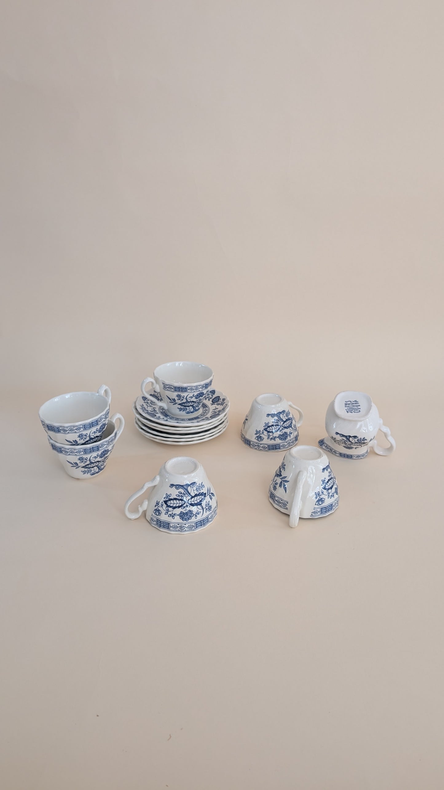 Ensemble de 6 tasses à café et son pot à lait