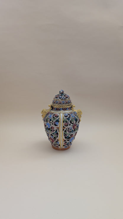 Vase ajouré en faïence émaillée polychrome