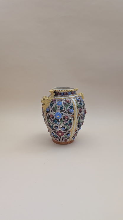 Vase ajouré en faïence émaillée polychrome