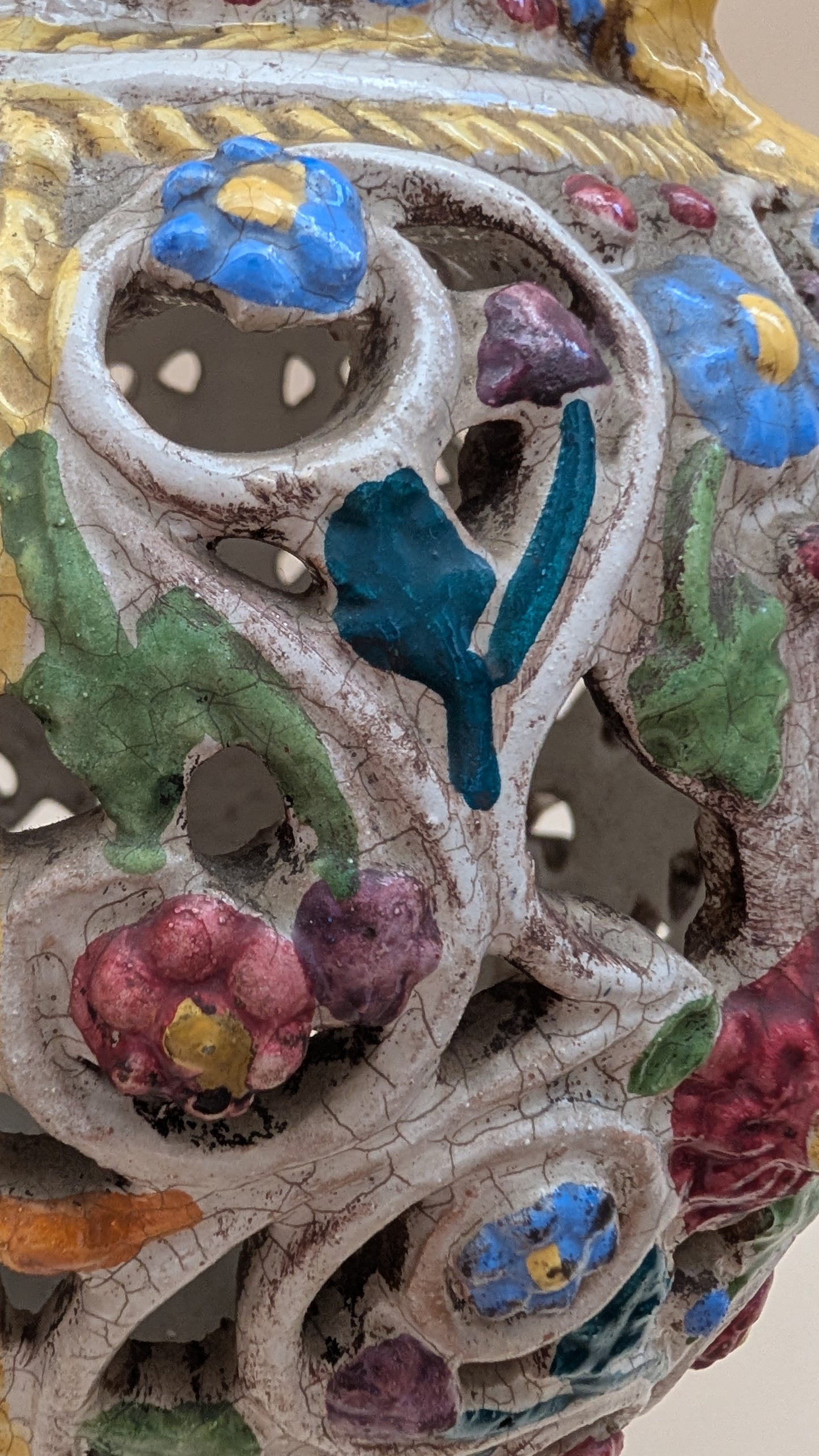 Vase ajouré en faïence émaillée polychrome