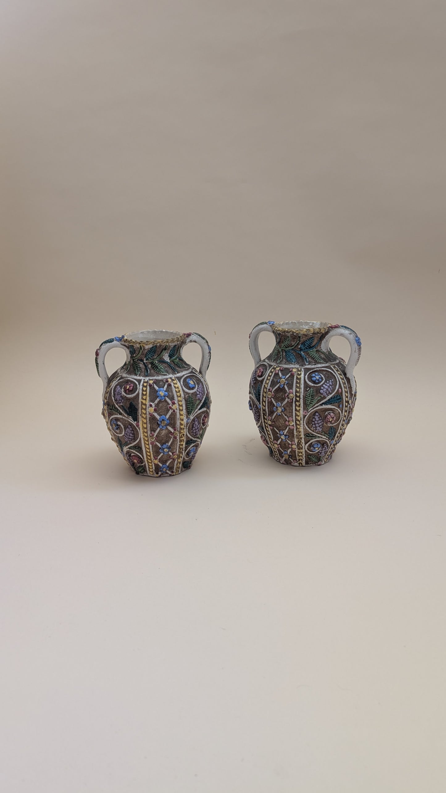 Paire de petits vases ajourés en faïence émaillée – Made in Italy